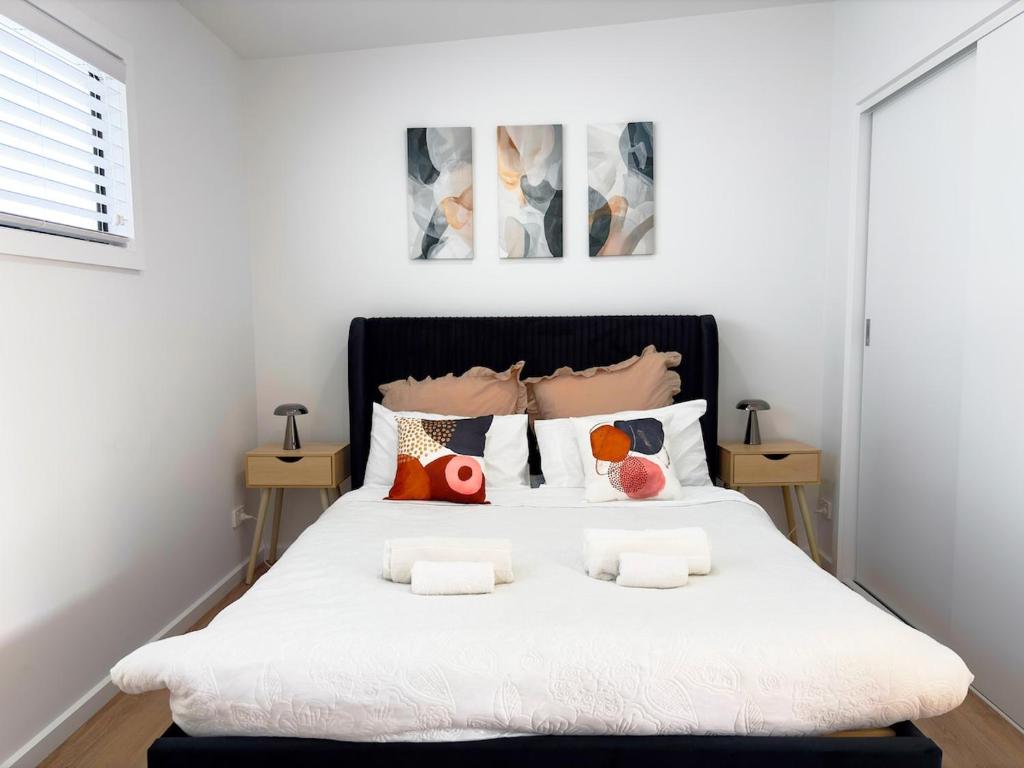 Postel nebo postele na pokoji v ubytování Cozy Tiny Home Near Hobart and Tasmanias East Coast