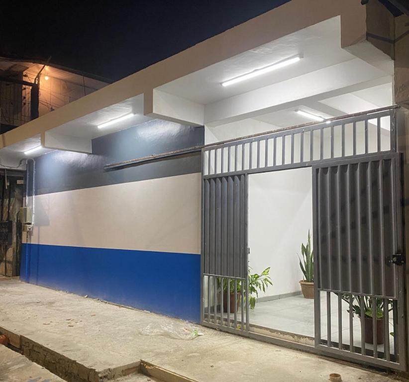 ein Gebäude mit einer blau-weißen Wand in der Unterkunft AeroBelém - Apart & Residence in Belém