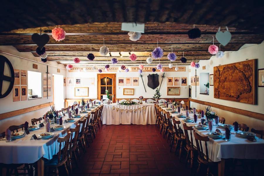 Reštaurácia alebo iné gastronomické zariadenie v ubytovaní Edvy Malom Fogadó Barokk Udvarház