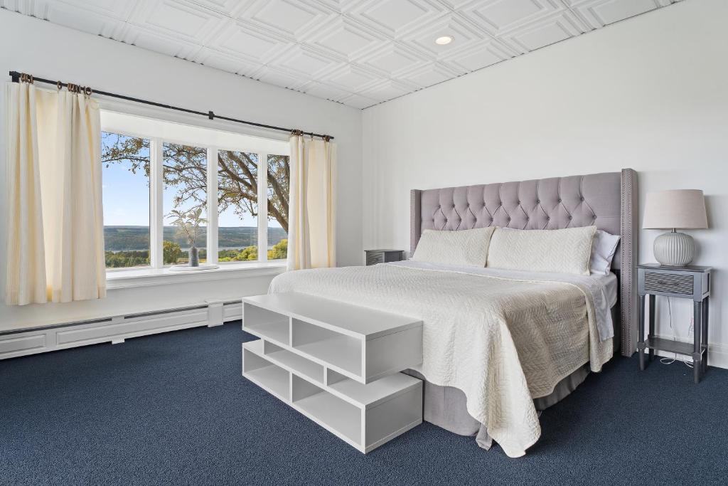 Giường trong phòng chung tại Diamond on Seneca