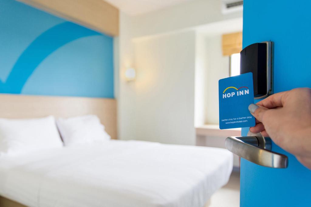 Ένα ή περισσότερα κρεβάτια σε δωμάτιο στο Hop Inn Hotel Cebu City