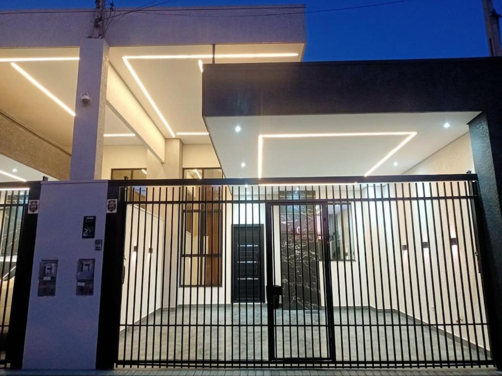 a building with a gate in front of it at Cataratas Paradise - O seu conforto na natureza! in Foz do Iguaçu