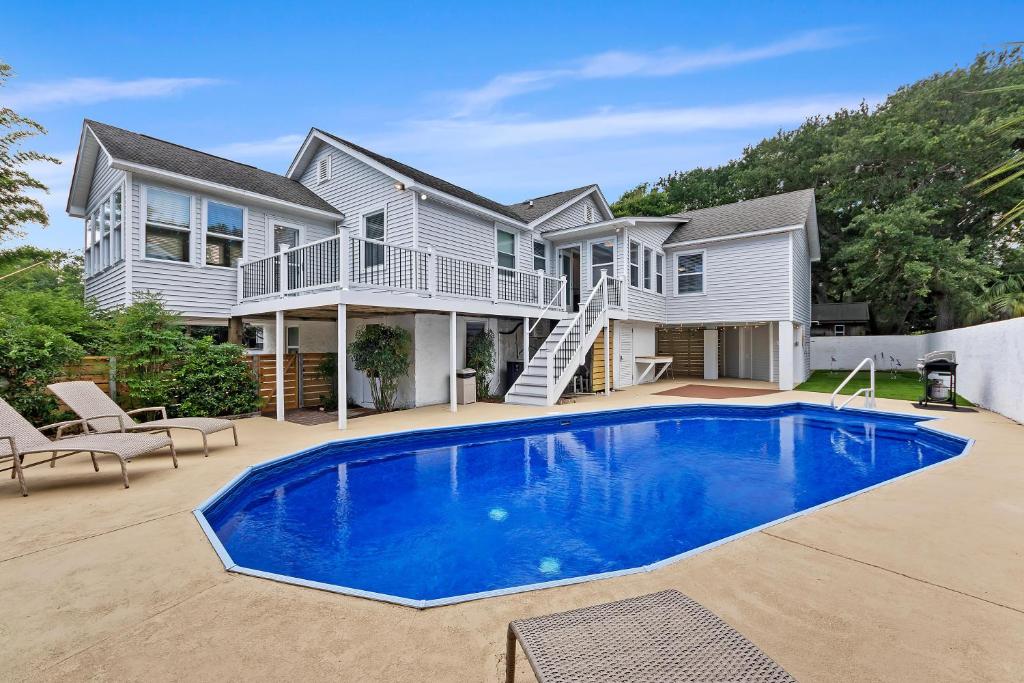 ein Haus mit einem Swimmingpool vor dem Haus in der Unterkunft AV4-22: 4 22nd Avenue in Isle of Palms
