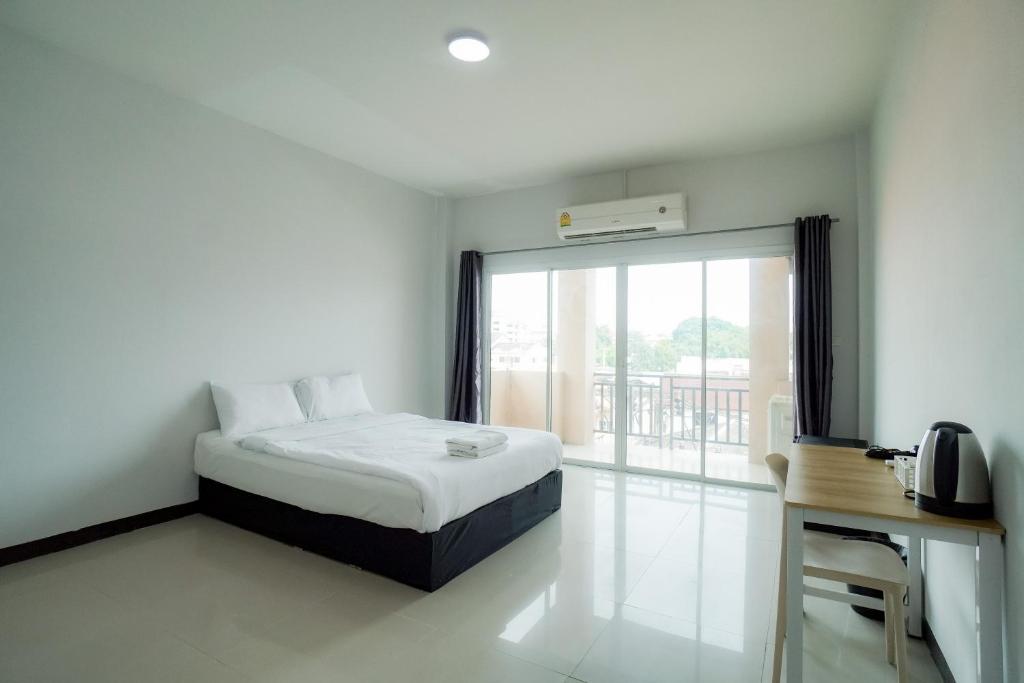 Giường trong phòng chung tại NP Place สันติธรรม - Mueang Chiang 2