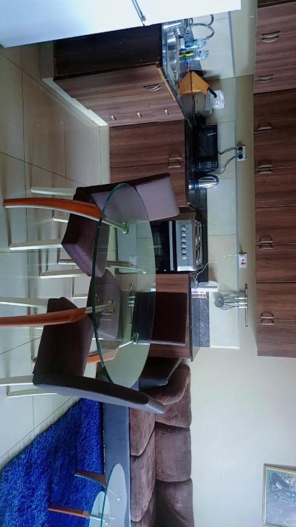 Un estante de vidrio en una pared de una cocina. en Morgan Suites, en Kampala