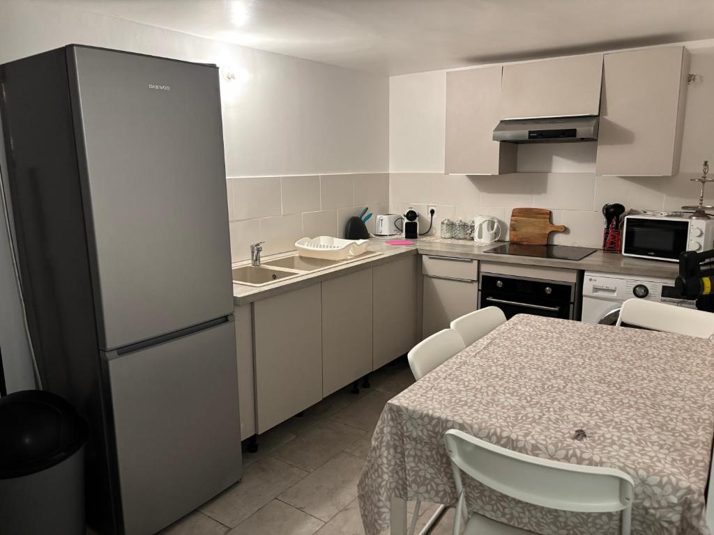 Η κουζίνα ή μικρή κουζίνα στο Appart 4 chambres, 3 SDB, avec parking privé