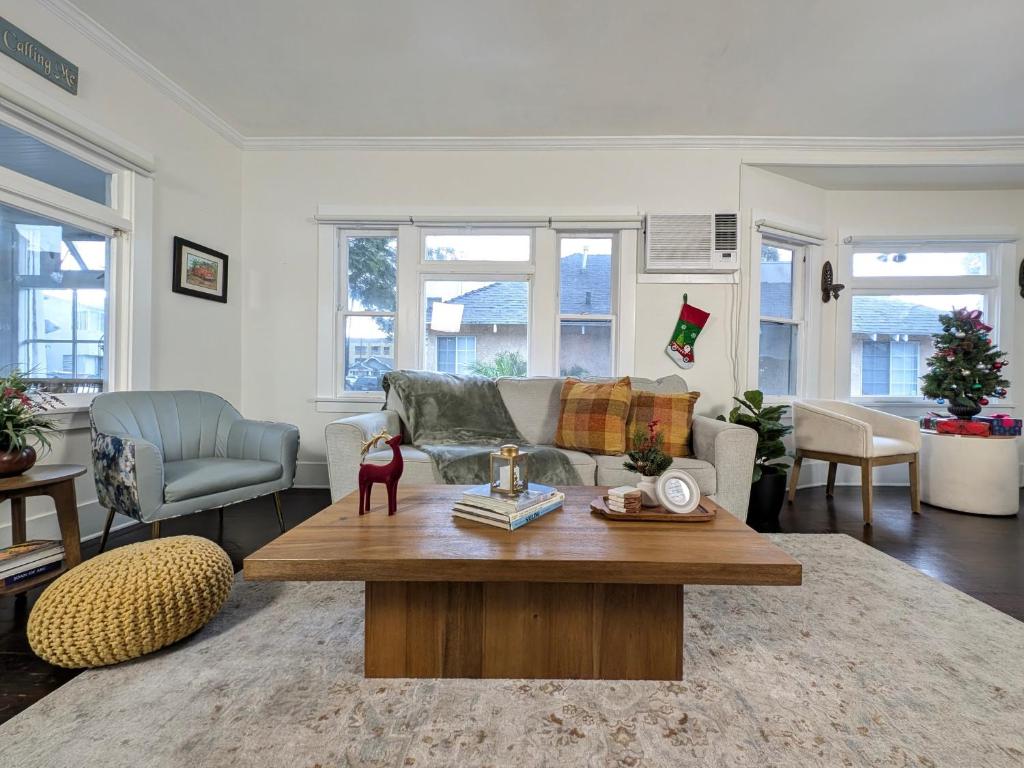 ein Wohnzimmer mit einer Couch und einem Couchtisch in der Unterkunft Timeless Charm by the Coast, Vintage Beach Bungalow in Long Beach