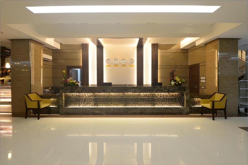 eine Lobby eines Gebäudes mit Stühlen und einem Brunnen in der Unterkunft DIVERSION 21 HOTEL in Molo