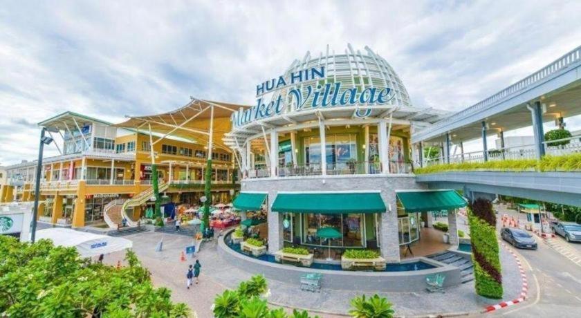 ein großes Gebäude mit Menschen davor in der Unterkunft Daddy's home Huahin in Hua Hin