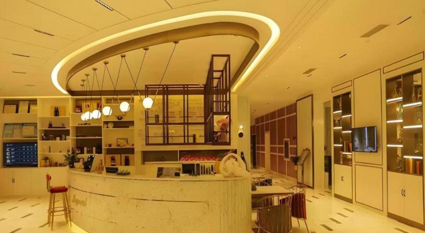 Großes Zimmer mit Bar in einem Gebäude in der Unterkunft Magnotel Business Jining Huancheng North Road in Jining