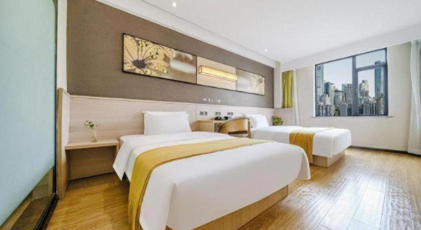 Postel nebo postele na pokoji v ubytování IU Hotel Chengdu Jianyang Xiongzhou Plaza