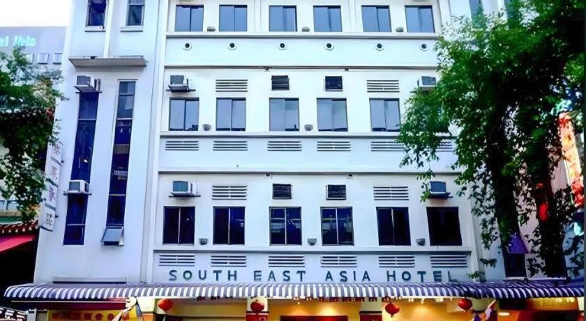 un edificio bianco con la scritta "South East Asia Hotel" di South East Asia Hotel a Singapore