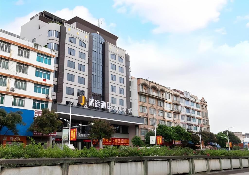 ein großes Gebäude mitten in einer Stadt in der Unterkunft JTOUR Inn Yulin Railway Station Industrial Products Market in Yulin