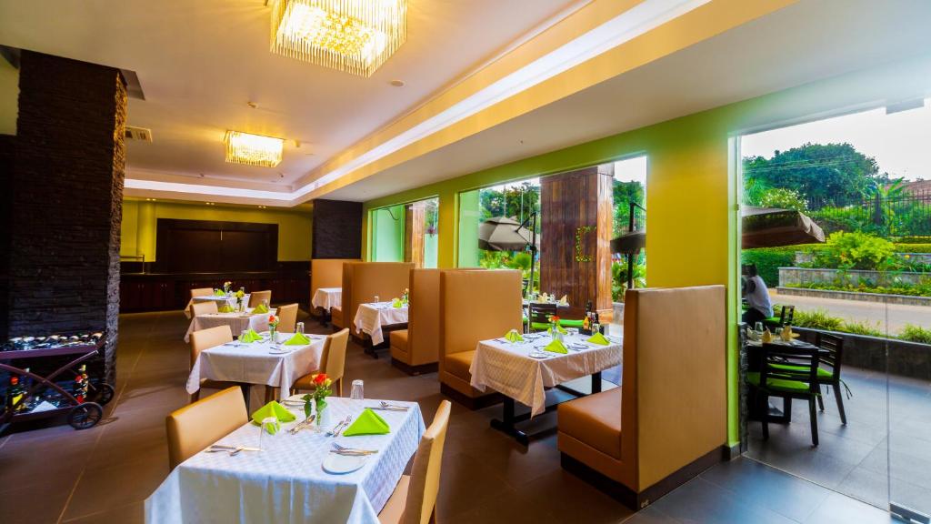Best Western Premier Garden Hotel Entebbe tesisinde bir oturma alanı