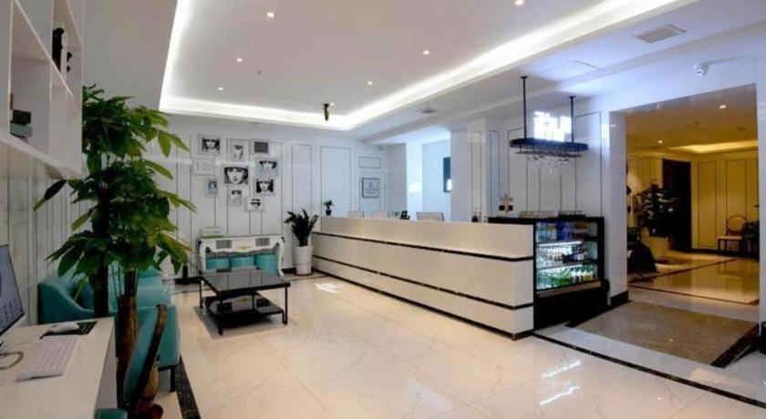 ein Wohnzimmer mit Sofa und Tisch in der Unterkunft Xana Lite· Xi'an South Gate Yongningmen Subway Station in Xi'an