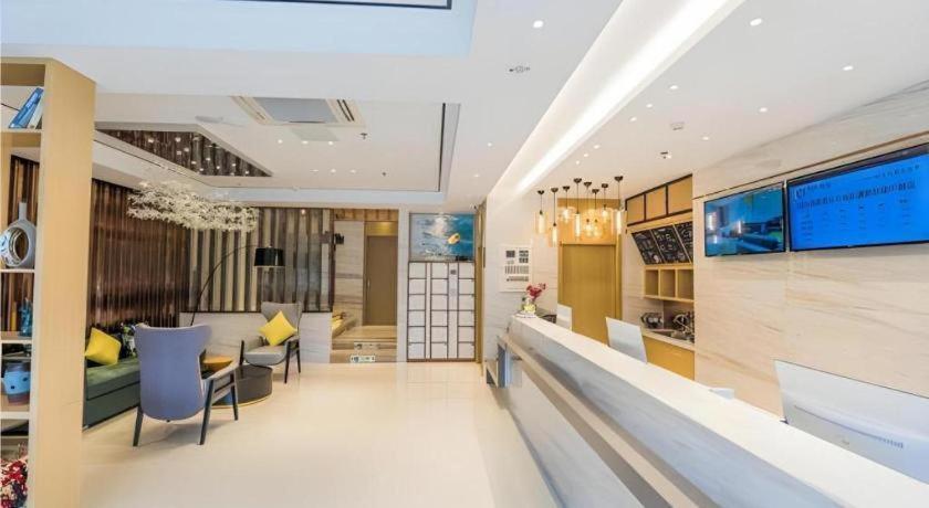 ein Wohnzimmer mit Couch und ein Esszimmer in der Unterkunft City Comfort Inn Kunshan Development Zone Penglang Xinxing Middle Road in Penglang