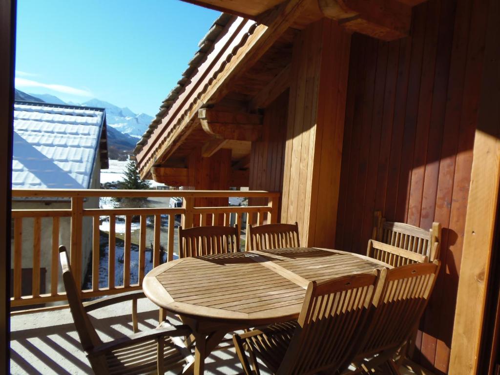 Rõdu või terrass majutusasutuses Chalet l'aubépine résidence B&B
