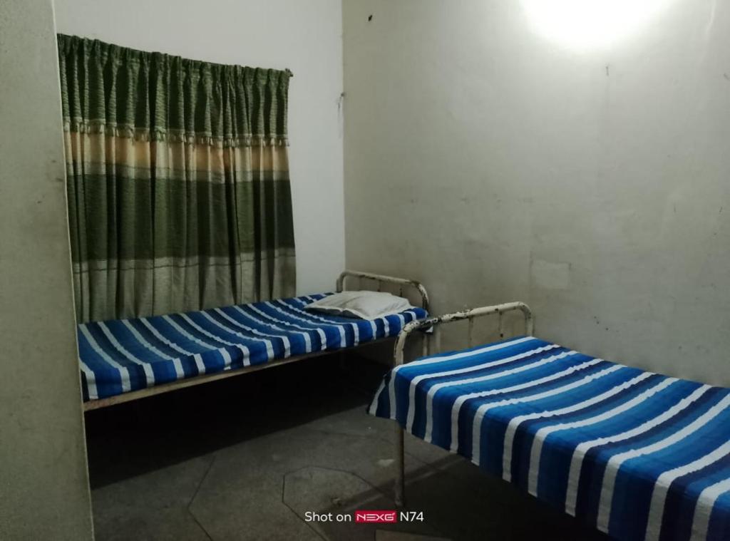 Postel nebo postele na pokoji v ubytování Tulip Homestay