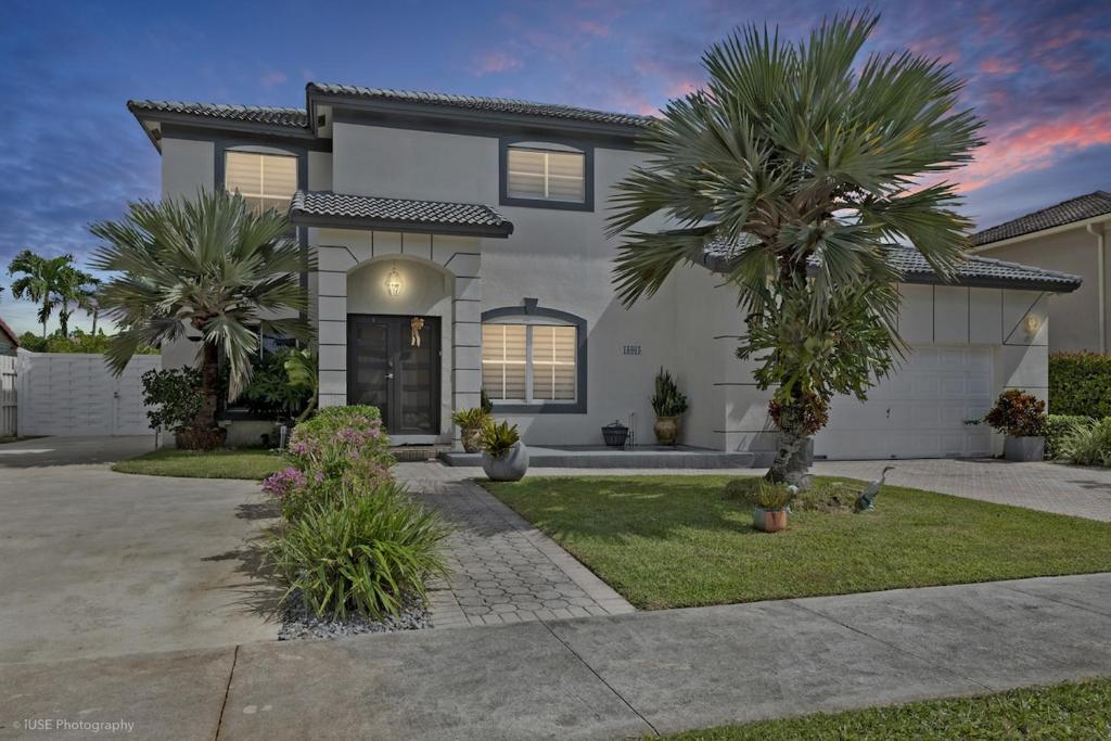 Aed väljaspool majutusasutust Spectacular, spacious, completely modern, huge home