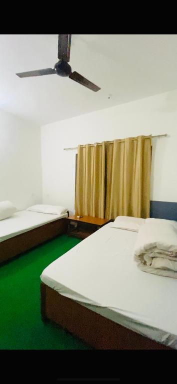 Ένα ή περισσότερα κρεβάτια σε δωμάτιο στο Hotel Bajhang