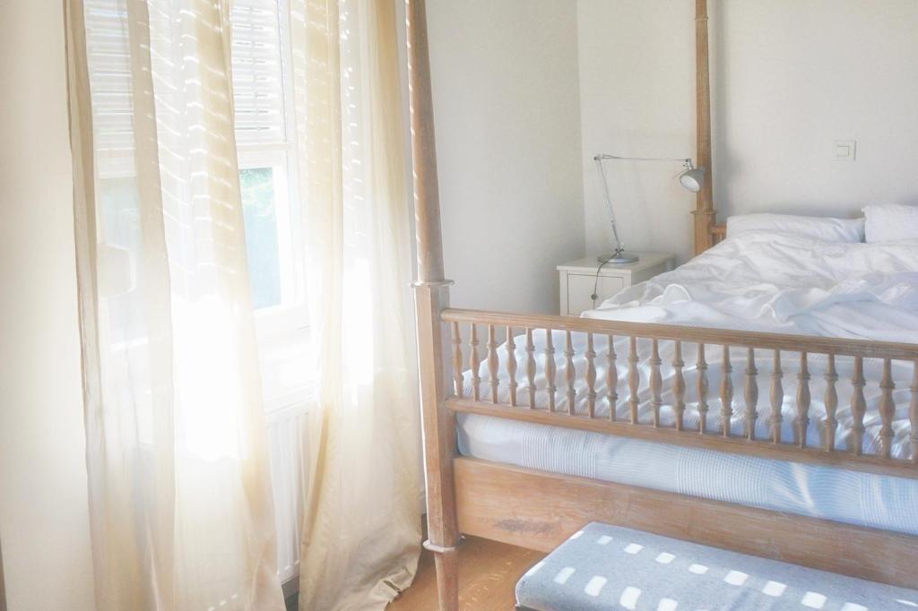 Postel nebo postele na pokoji v ubytování Embassy Row BnB