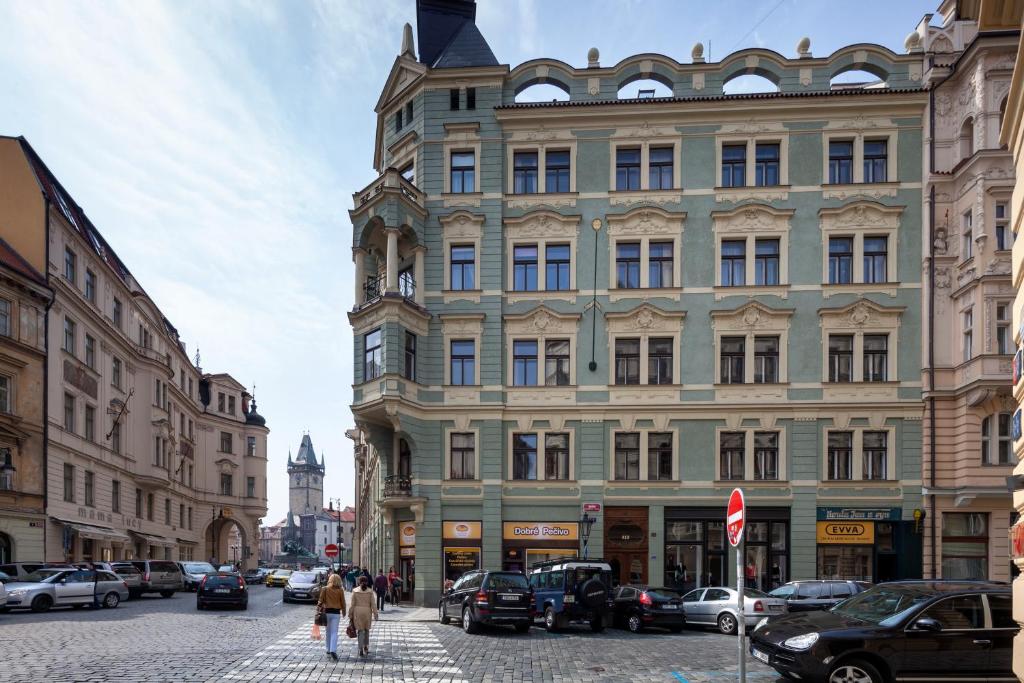 un gran edificio con una torre de reloj en una calle de la ciudad en Old Town - Dusni Apartments, en Praga