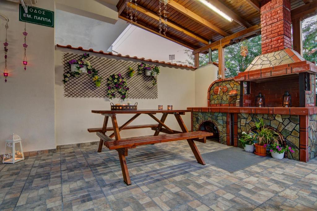 イエリソスにあるPatrikoの木製テーブルと暖炉付きの部屋