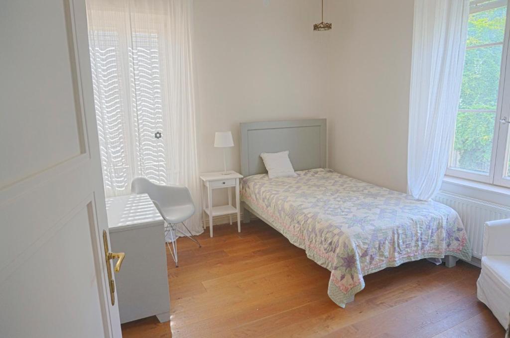 Postel nebo postele na pokoji v ubytování Embassy Row BnB