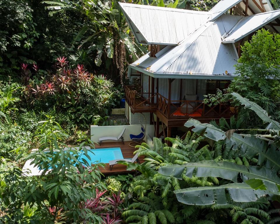 eine Luftaufnahme eines Hauses mit Garten in der Unterkunft Villa Colibri - Secluded Villa - Short Stroll to Beach, Shops & Restaurants in Cocles