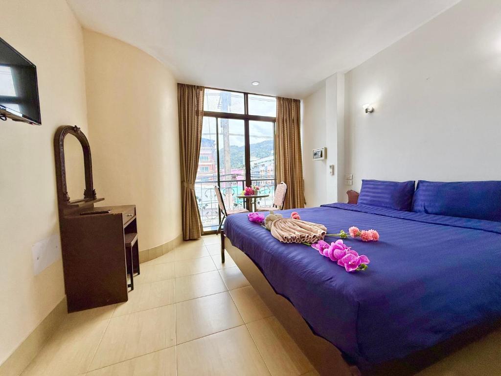 Ένα ή περισσότερα κρεβάτια σε δωμάτιο στο Happy Holidays Patong