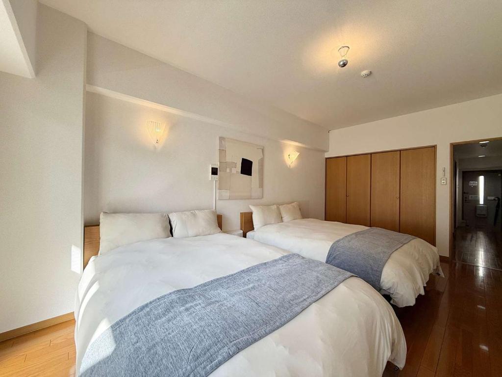 2 Betten in einem Hotelzimmer mit 2 Betten sidx sidx sidx sidx in der Unterkunft Grandeur by b hotel - Riverside Studio Near Peace Park in Kami-nagarekawachō