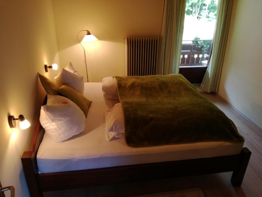 Postel nebo postele na pokoji v ubytování Haus Mansaura