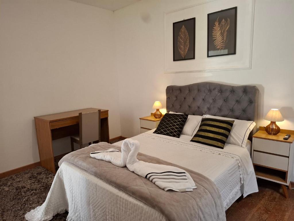 En eller flere senge i et værelse på Ap 1 Pico do Itacolomy piscina aquecimento solar e churrasqueira