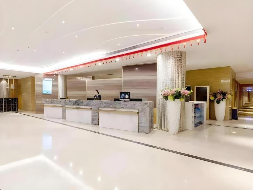 eine Lobby eines Hotels mit einer Rezeption in der Unterkunft GreenTree Alliance Hotel Shenzhen Yantian District Dameisha in Shenzhen