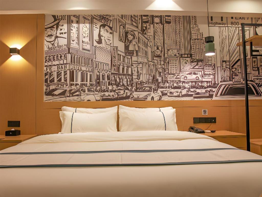 Postel nebo postele na pokoji v ubytování City Comfort Inn Wuhan Jianghan Road Xunlimen Metro Station