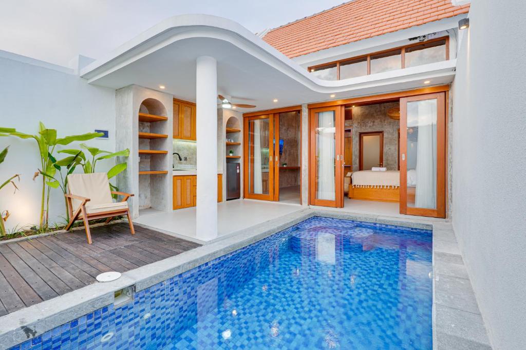 Bazén v ubytování Honeymoon 1BR Villa Bougenville LaLuxe A15 Sanur nebo v jeho okolí