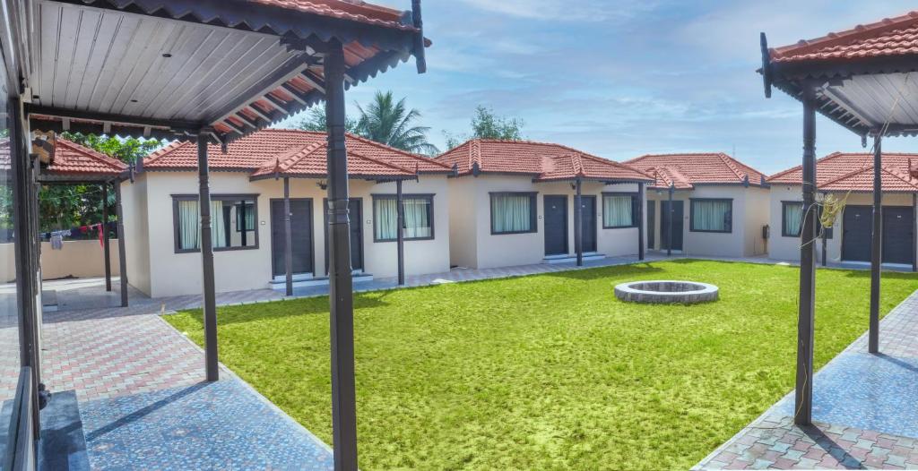 una hilera de casas con un patio verde en hotel rajwada, en Bhuj