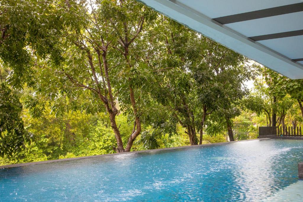 Bazén v ubytování Cozy room near beaches & restaurants nebo v jeho okolí