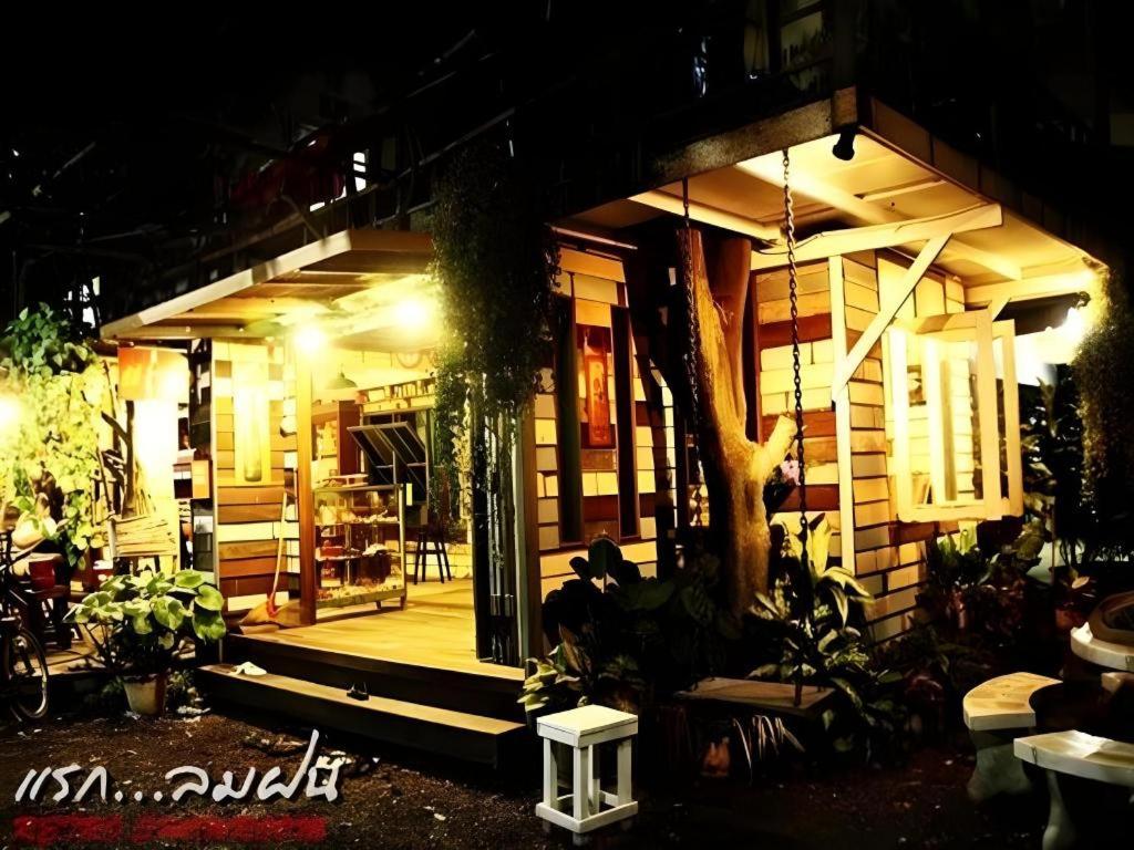 ein Haus mit einer Veranda bei Nacht in der Unterkunft Tambai Resort in Ban Khaek