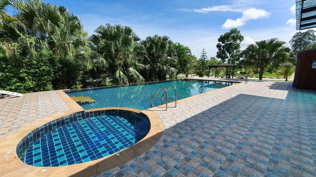 Bazén v ubytování Phuphayot Resort nebo v jeho okolí