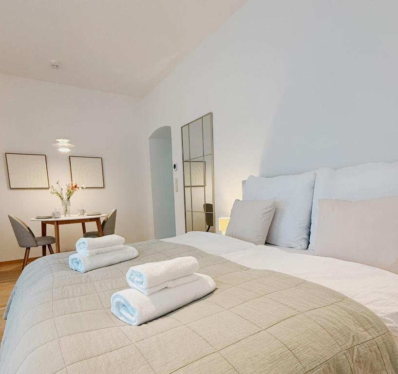 une chambre avec un grand lit avec des serviettes dessus dans l'établissement Suites am Herzogberg, à Brunn am Gebirge