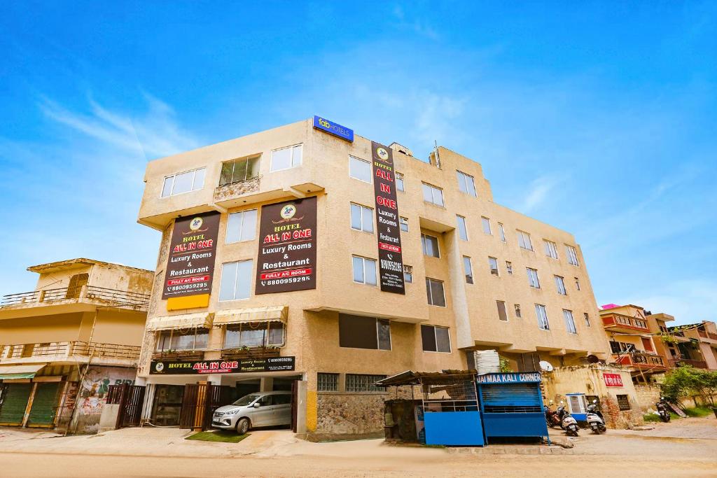 新德里FabHotel All In One的侧面有标志的建筑物