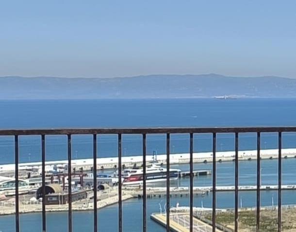 Una vista de un puerto deportivo con barcos en el agua. en YaYaCaSa, en Tánger
