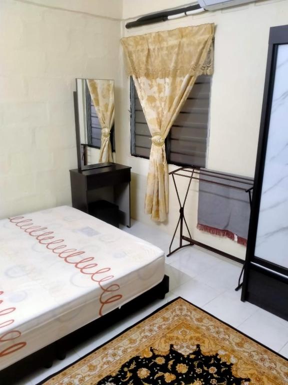 - une chambre avec 2 lits et un tapis au sol dans l'établissement D Baity Homestay Gemas-MALAY ONLY, à Gemas