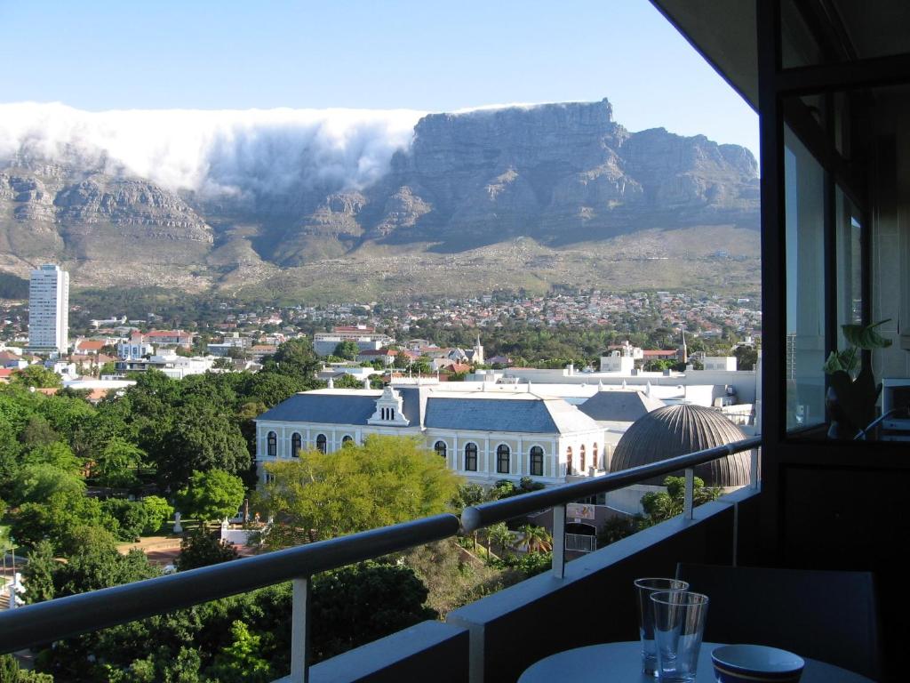 vista sulla città di Cape Town con le montagne sullo sfondo di Cape Breaks a Città del Capo