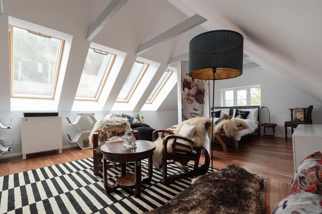 a living room with skylights and a table and chairs at DESIGN RETREAT Schneeberg - Singlestudio, Gartenstudio, Whirlpool-Suite oder Maisonette-Suite in Puchberg am Schneeberg