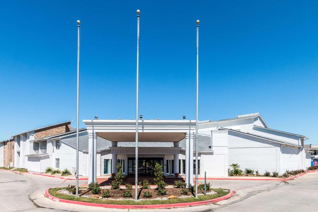 Studio 6-Arlington, TX - Housity