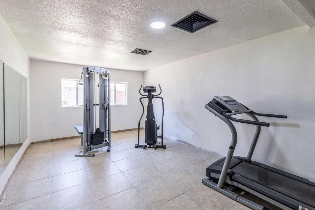 Fitness centrum a/nebo fitness zařízení v ubytování Studio 6-Arlington, TX