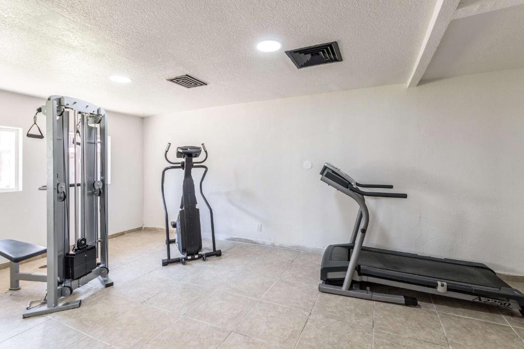 Fitness centrum a/nebo fitness zařízení v ubytování Studio 6-Arlington, TX
