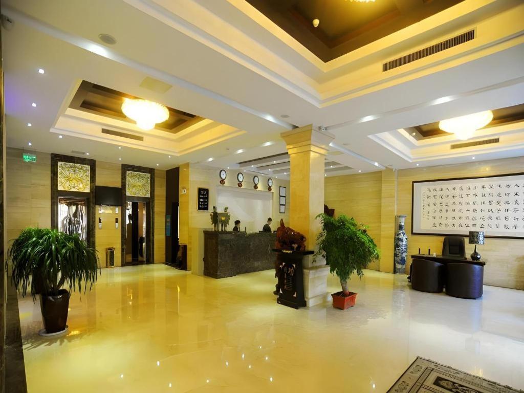 eine Lobby mit Topfpflanzen in einem Gebäude in der Unterkunft GreenTree Eastern Yantai Development Zone Zhujiang Road Hotel in Yantai